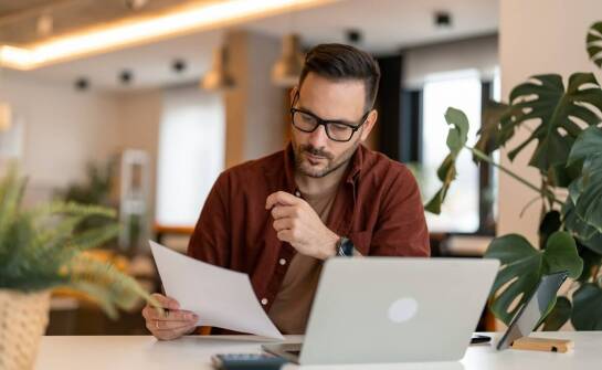 Jak opinie o transparentności kosztów wpływają na wybór firmy importującej auta z USA?