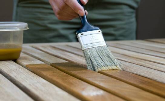 Jak prawidłowo konserwować pędzel używany do olejowania tarasu?