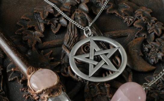 Symbolika naszyjnika Młot Thora w biżuterii z kamieni naturalnych