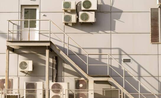 Jakie są możliwości montażu klimatyzatora w różnych typach budynków?
