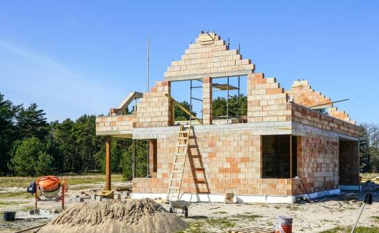 Jak generalny wykonawca domów jednorodzinnych zapewnia efektywność energetyczną nowych budynków?