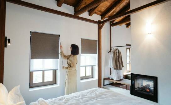 Stylizacje domowe: jak nosić piżamę damską z długim rękawem poza sypialnią?