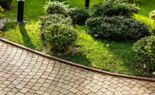 Kostka brukowa - praktyczne zastosowania w różnych typach nawierzchni