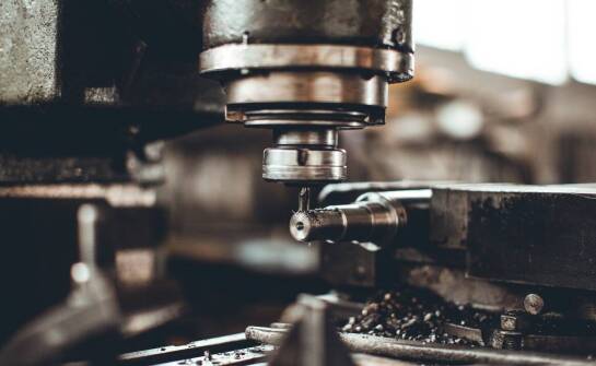 Plotery frezujące i ich zastosowanie w różnych branżach przemysłowych