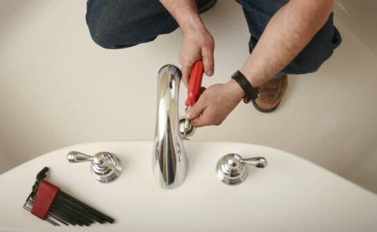 Jak prawidłowo używać klucza do baterii wannowej, aby uniknąć uszkodzeń?