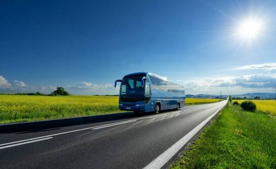 Wynajem busa z pełnym ubezpieczeniem: dlaczego warto wybrać TScars?