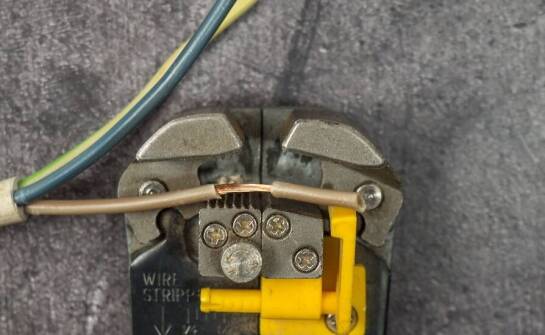 Prasa do tulejek: klucz do profesjonalnych instalacji elektroinstalacyjnych