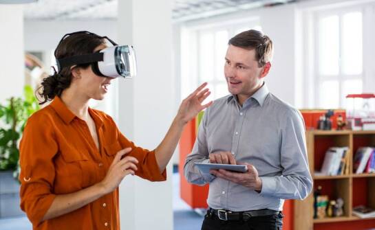 Jak technologie VR i AR zmieniają oblicze filmów promocyjnych?