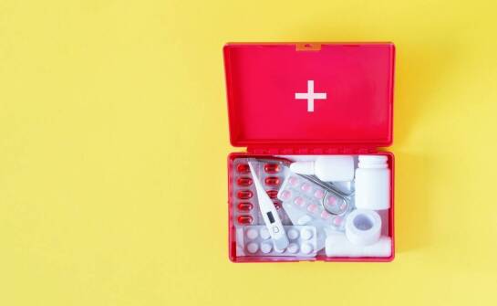 Zastosowanie nożyczek do bandaży w sytuacjach awaryjnych