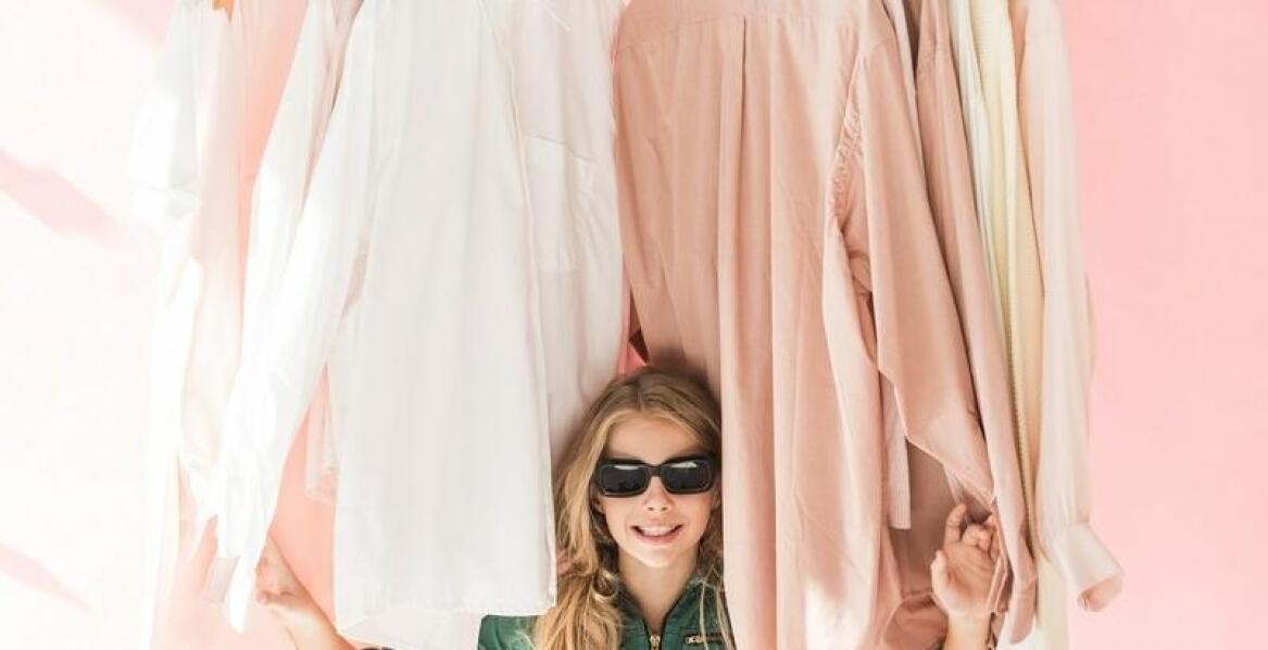 Sukienka szyfonowa fuksja – jak wybrać odpowiednie obuwie do stylizacji?