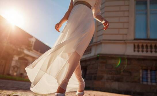 Jakie dodatki najlepiej pasują do sukienki szyfonowej fuksja na wesele?