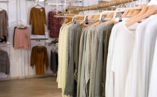 Jakie korzyści niesie za sobą zakup odzieży damskiej prosto od producenta?