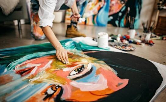 Znaczenie małych grup w efektywnej nauce rysunku i malarstwa