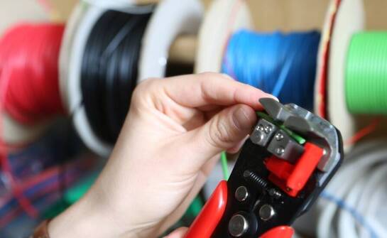 Jakie korzyści przynoszą nowoczesne zaciskarki do kabli elektrycznych dla branży elektroinstalacyjnej?