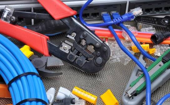 Narzędzia izolowane do pracy pod napięciem: Bezpieczeństwo ponad wszystko