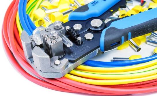 Bezpieczeństwo użytkowania zaciskarek akumulatorowych w trudnych warunkach