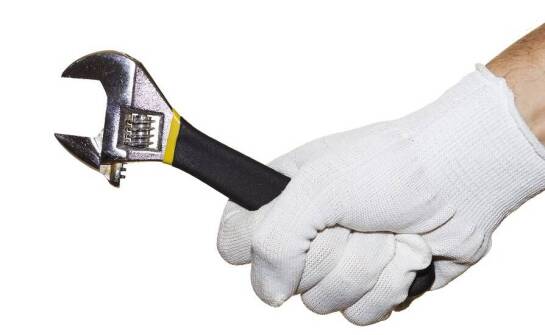 Jak klucze izolowane zwiększają bezpieczeństwo pracy w trudnych warunkach?