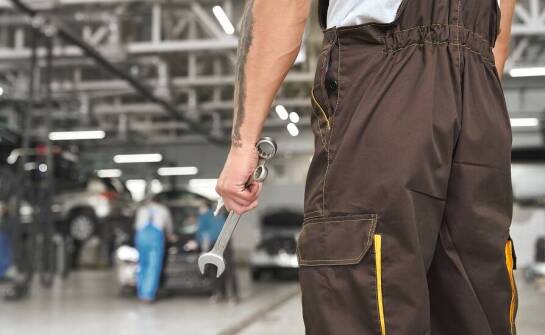 Spodnie robocze ogrodniczki a regulacja temperatury ciała