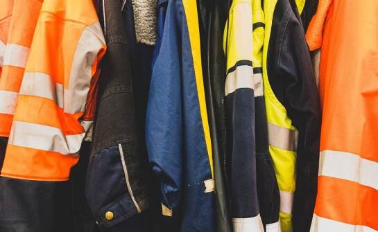 Odzież antystatyczna – co oferuje hurtownia odzieży roboczej?