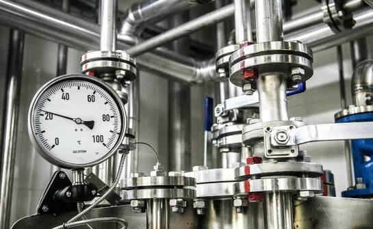Instalacje ciśnieniowe a efektywność energetyczna budynków przemysłowych