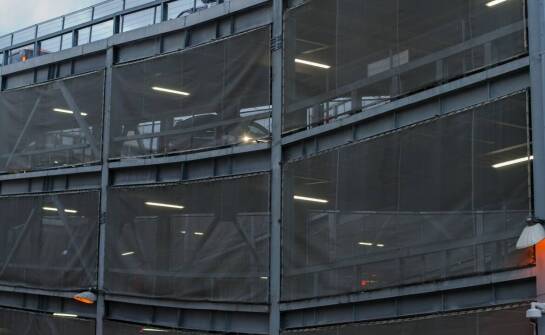 Rola siatek tkanych nierdzewnych w architekturze – funkcjonalność i estetyka