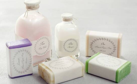 Prezenciki dla gości weselnych z personalizowanymi etykietami – jak je zaprojektować?