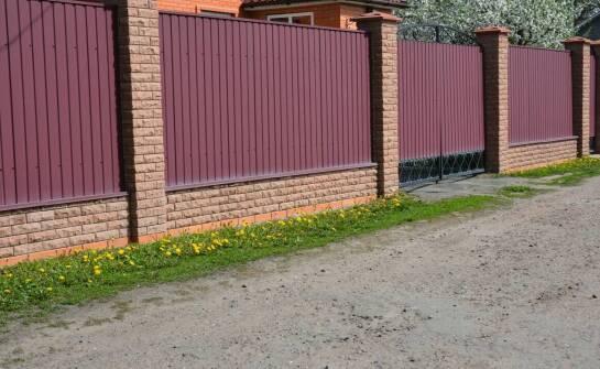 Aluminium jako materiał w nowoczesnych ogrodzeniach – dlaczego warto?