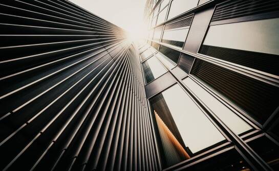 Wpływ sprężyn taśmowych na oszczędność miejsca w nowoczesnych konstrukcjach