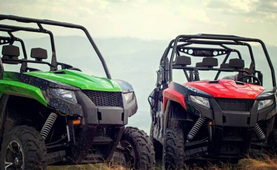 Zielone ciągniki w trudnym terenie – jak radzą sobie z wyzwaniami?