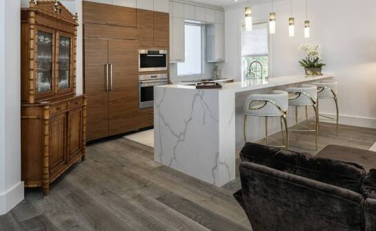 Dębowe deski podłogowe – klasyka i nowoczesność w jednym