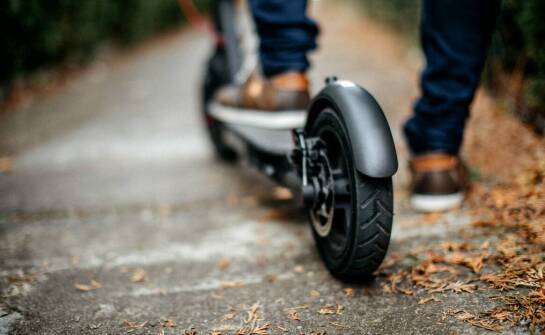 Jakie technologie wspierają bezpieczeństwo w rowerze elektrycznym?