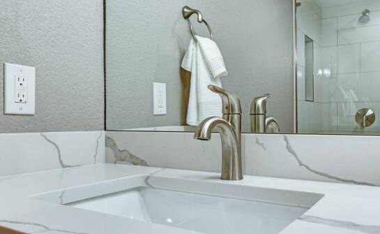 Jak hotelowe suszarki do włosów mogą wpłynąć na oszczędność energii w obiektach?