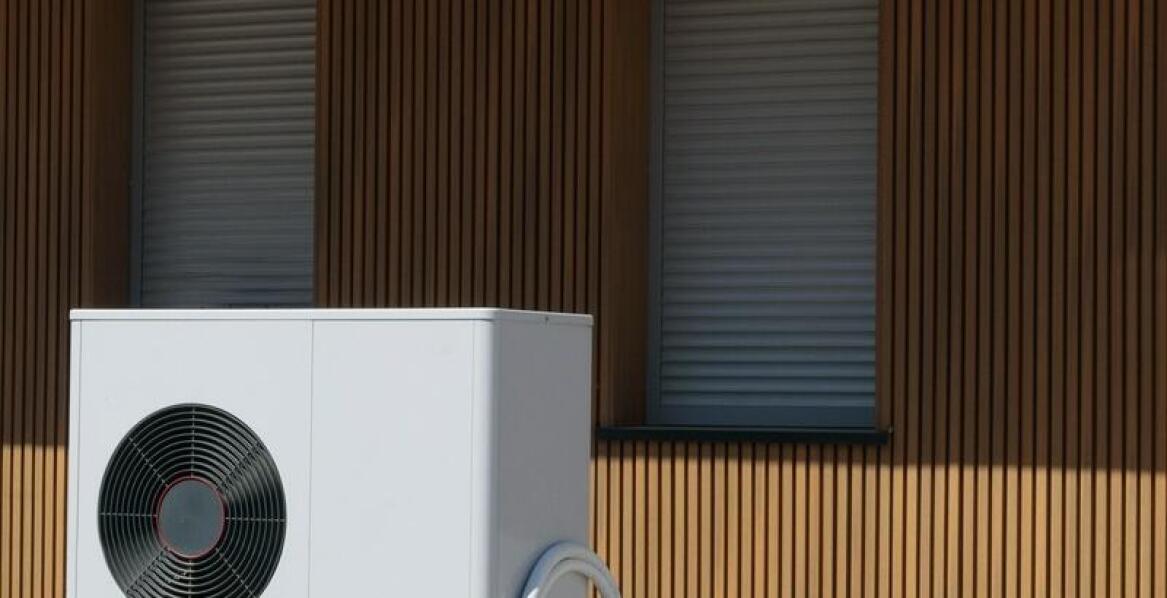 Pompa ciepła a systemy solarne – jak je efektywnie połączyć?