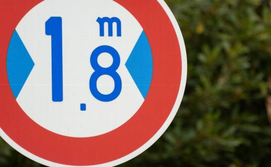 Znaczenie znaku "zakaz b1" w kontekście ochrony środowiska miejskiego