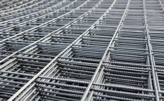 Jakie materiały są używane do produkcji siatek zgrzewanych?