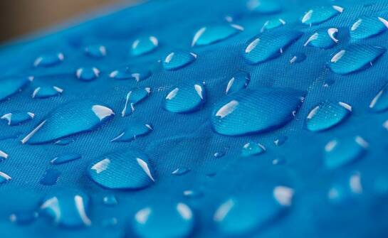 Dlaczego sztormiak przeciwdeszczowy jest niezbędnym elementem odzieży każdego żeglarza?