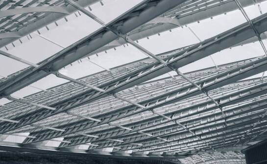 Wpływ nowoczesnych technologii na trwałość konstrukcji dachowej