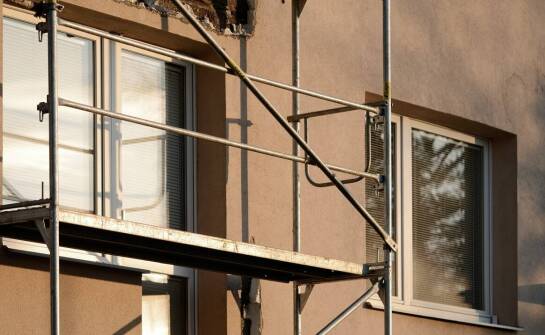 Jakie są prawne wyzwania w adaptacji budynków na cele mieszkaniowe?