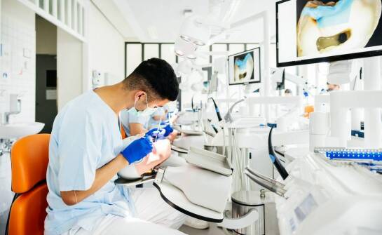 Wpływ nowoczesnych technologii na proces wszczepiania implantów zębowych
