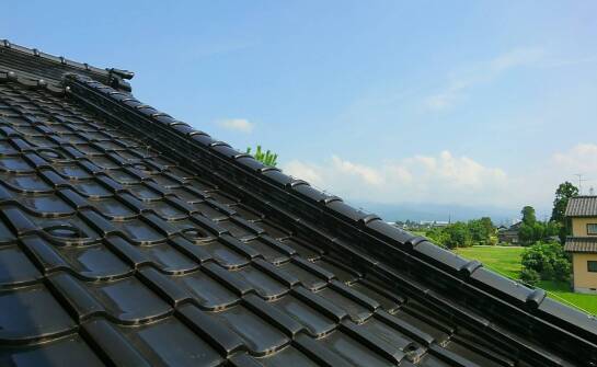 Dachówki cementowe czy ceramiczne? Wybierz dachy różan dla swojego projektu