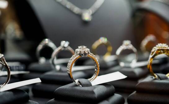 Porównanie cen biżuterii u różnych jubilerów online