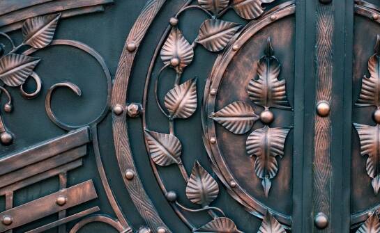 Jakie są zalety wyboru niestandardowych rozwiązań w zakresie bram?