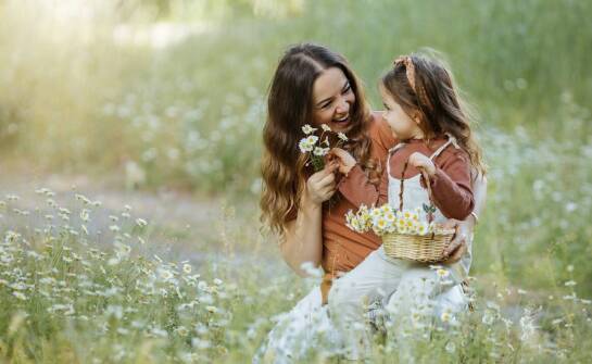 Jakie elementy scenerii mogą wzbogacić sesję zdjęciową rodzinną?