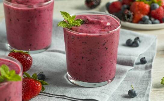 Przygotowanie smoothie z pomocą miksera bezprzewodowego – krok po kroku