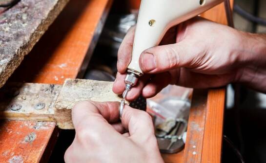 Jak kreator pierścionka zaręczynowego może wspierać tworzenie modeli z diamentami 4C?