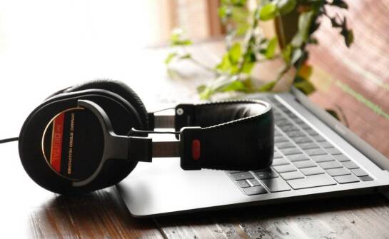 Rola materiałów w produkcji słuchawek stereo i ich wpływ na komfort użytkowania