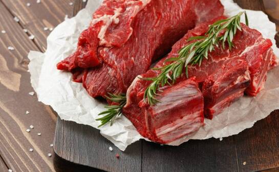 Jakie są korzyści z wyboru surowego mięsa pochodzącego z zatwierdzonych zakładów rzeźnych?