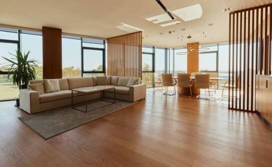 Zalety paneli winylowych SPC w pomieszczeniach z ogrzewaniem podłogowym