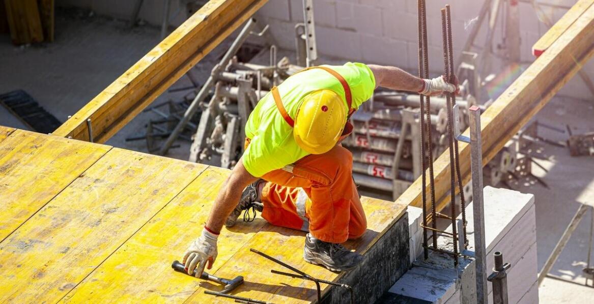 Jak przebiega proces przebudowy dachu w nowoczesnym budownictwie?