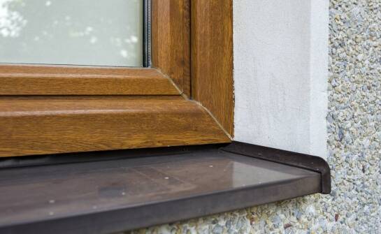 Jak trwałość materiałów wpływa na jakość parapetów wewnętrznych?